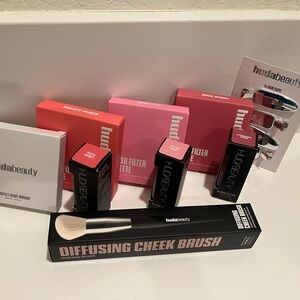 HUDA BEAUTY Blush & Glow Kit with Silver Pouch